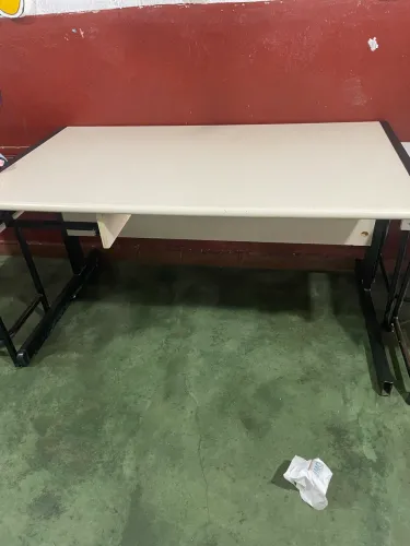 Jogos de mesa e cadeira escolar