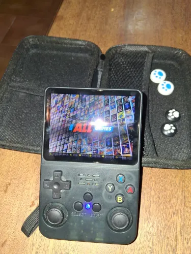 Vende-se Console portátil R36S com mais de 30mil jogos.