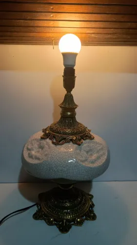 Abajur grande antigo pata choca de porcelana craquelê branca com detalhes em bronze.