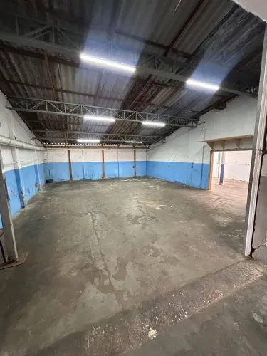 Barracão comercial com 130m², a 2 quadras da linha verde, próx. terminal pinheirinho, disp