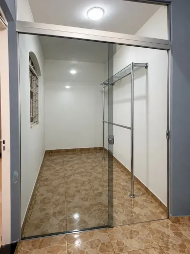 ARARA DE ROUPAS / EXPOSITOR CROMADO COM TAMPO DE VIDRO