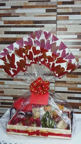 Cesta de Café da Manhã Luxo Com Nutella, Geleia, Suco, Petifur, Frutas Frescas e Mais.