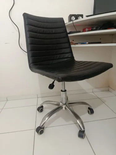 Cadeira giratória em couro 
