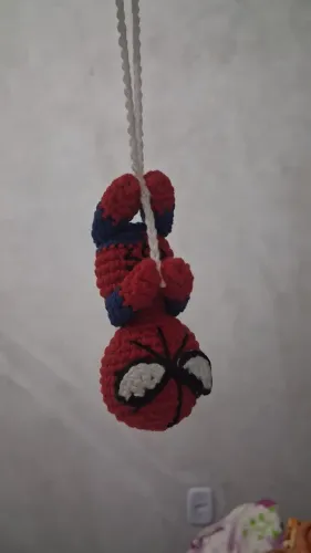 Chaveiro homem-aranha de crochê