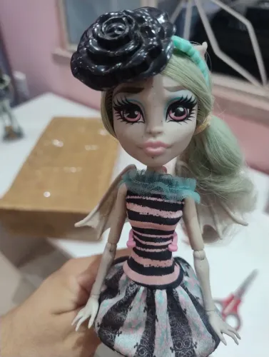 Monster High - Rochelle love in Scaris