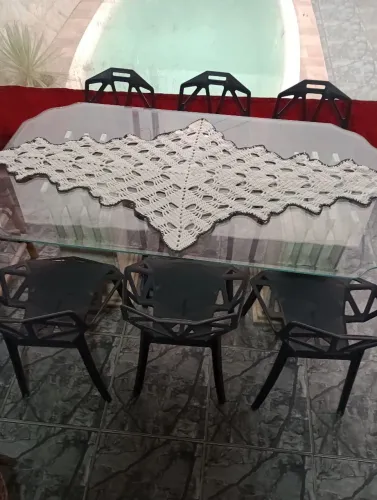 Mesa de travertino com tampo de vidro bisotê 