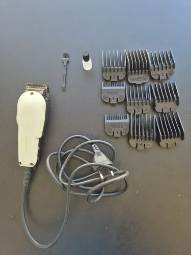 Máquina de Cortar Cabelo/Barba Profissional + 8 Pentes