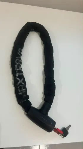 Cadeado de moto chave especial e capa de chuva que não resseca 