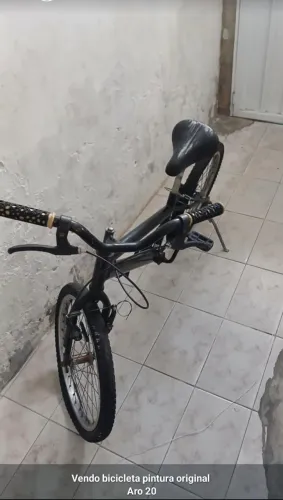 Bicicleta aro 20, com a pintura ainda original, vender porque preciso de uma maior