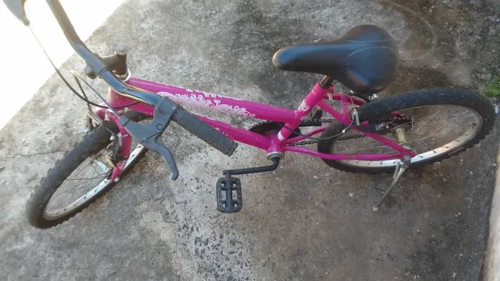 Vendo uma bicicleta infantil menina