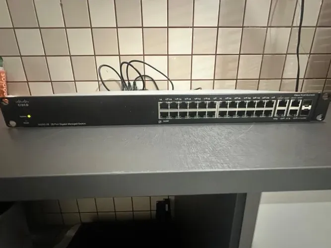 Switch Cisco SG300-28