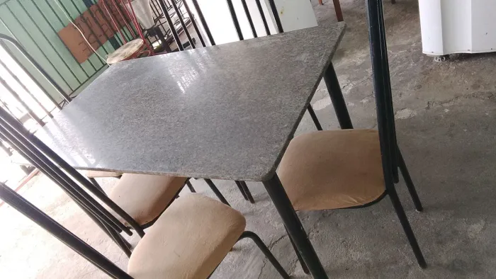 Mesa de mármore com 6 cadeiras 