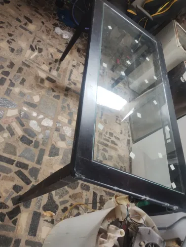 Mesa de madeira com vidro