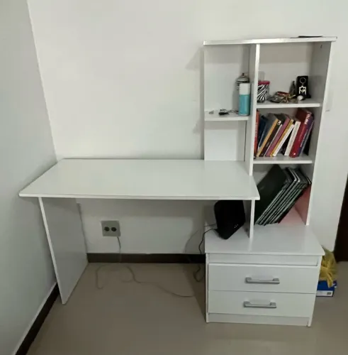 Escrivaninha branca com nichos e gavetas