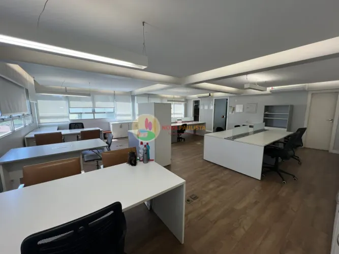 Ótima sala comercial, manutenção perfeita, a 250 mts. da estação Santa Cecilia e a 500 mts
