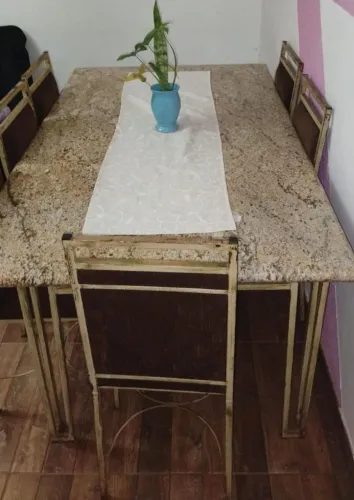 Mesa Granito tampo 3cm amarelo ji-paraná (1,90 x 1,10), pés em ferro com 6 cadeiras