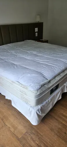 Vendo conjunto de cama e box King com pilow top plumas de ganso