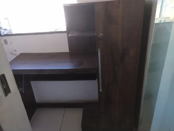 Escrivaninha com armário