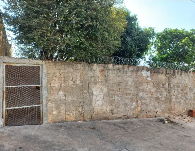 Vende-se terreno com 130 m² sendo 13 metros de frente. Todo plano. Excelente localização.