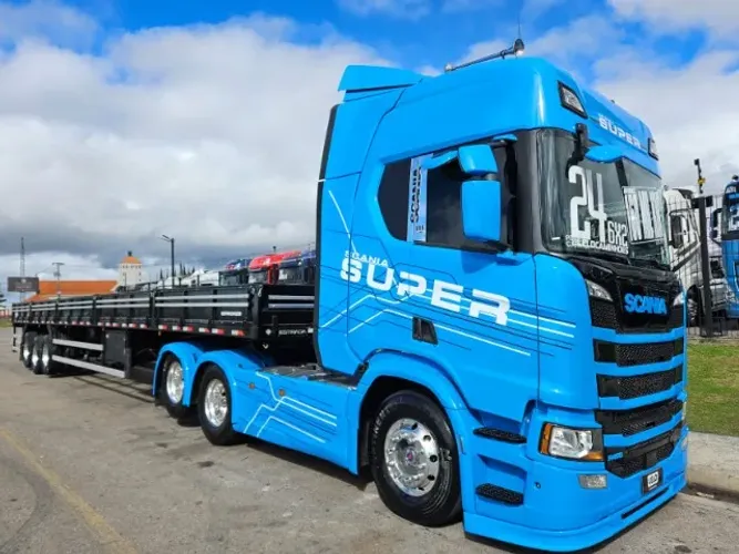 Scania R460 6x2 Super Ano 24 baixo km + Grade Baixa Estrada Ano 26 0km Com pneus 15.50m