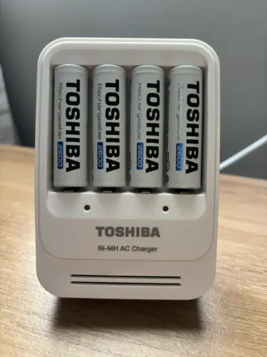 Carregador De Pilhas Toshiba + 4 Pilhas Recarregáveis 2600mAh para Xbox / Eletrônicos
