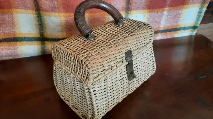 Bolsa-baú de vime vintage , estilo das cestas de mão dos anos 50/60.Alças escuras e fecho.