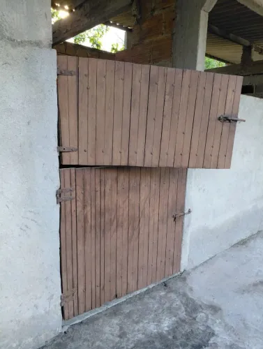 Duas portas duplas para baia de cavalo + uma porteira de madeira de brinde.
