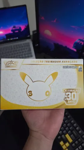 (Lacrado) Pokemon ETB 30 Anos em Português PT-BR Coleção Treinador Avançado
