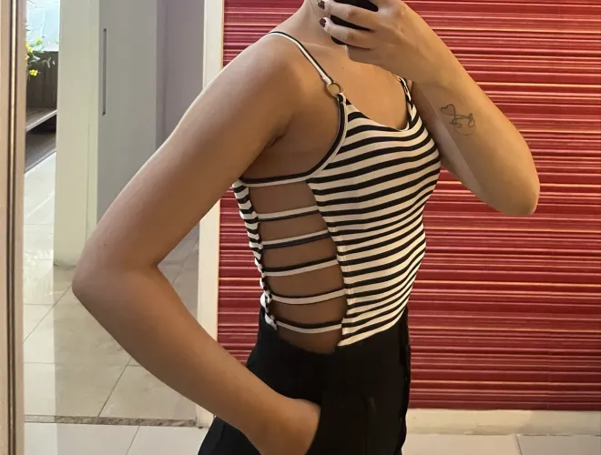 Body Listrado com Aberturas Laterais