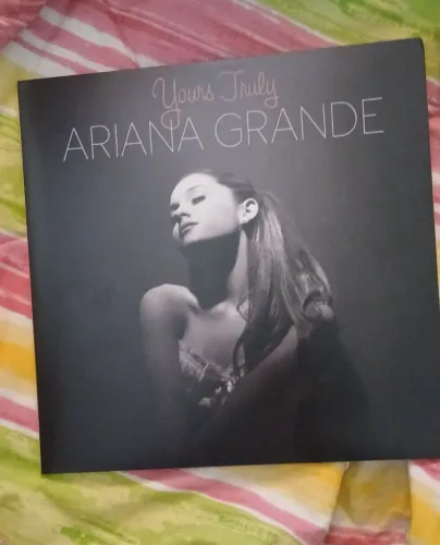 LP Ariana Grande - Yours Truly (Black)
