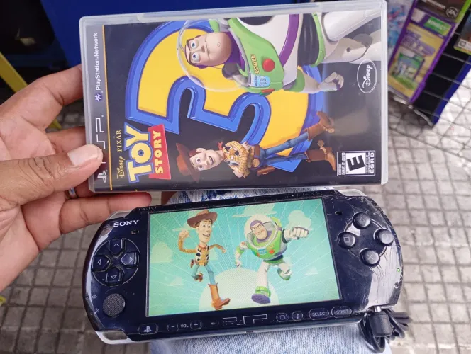 PSP com dois jogos originais e com carregador