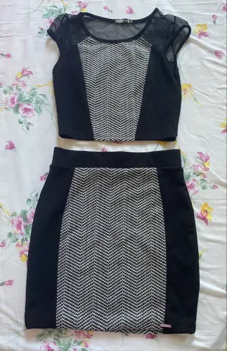 CONJUNTO FESTA CROPPED E SAIA BRILHOSAS PRETAS TAMANHO 14