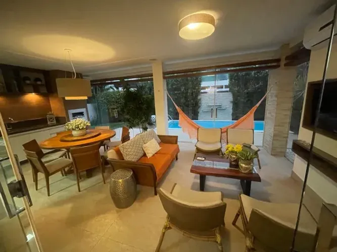 Casa exclusiva de alto padrão em Condomínio Fechado