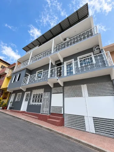Apartamento EM REFORMA - com 2 quartos, sendo 1 suíte - Prédio via públic