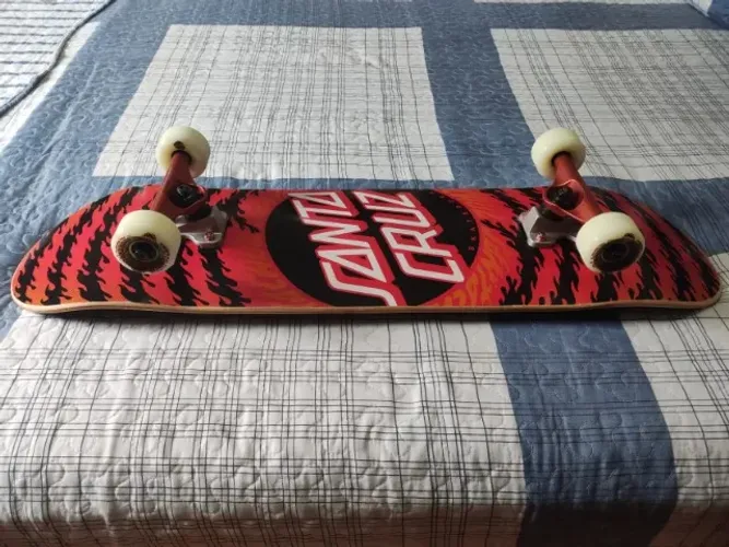 Skate shape Santa Cruz, trucks Trurium , rodas Oj, rolamentos Spitfire e Lixa Jessup