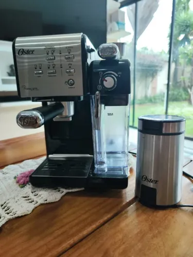 ? Cafeteira Oster PrimaLatte + Moedor de Café Oster