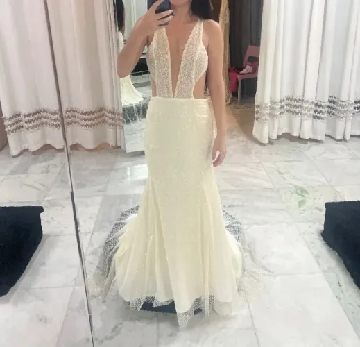Vendo vestidos de festas 1 azul, 1verde, 1dourado e 1 branco casamento 300 cada vestido
