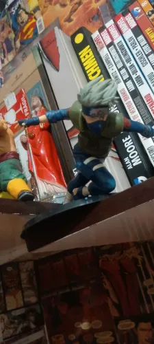 Action figure Kakashi Hatake correndo.