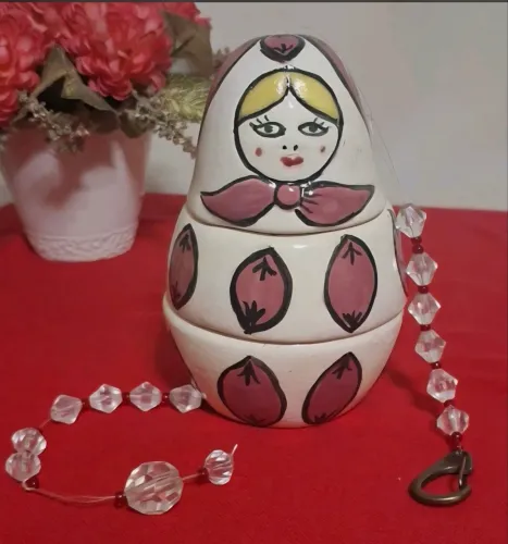 BONECA MATRIOSKA RUSSA PORCELANA PENDENTE VINTAGE PINTADA Á MÃO 