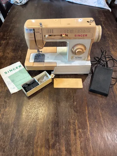 Máquina de costura Singer Facilita 43 funcionando 