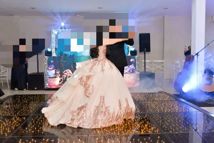 Vestido debutante champagne com dourado