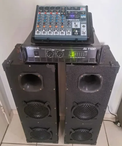 EQUIPAMENTO DE SOM COMPLETO MESA DE SOM, AMPLIFICADOR E CAIXAS