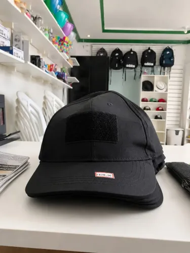 BONE PRETO COM VELCRO