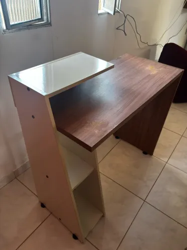 Vendo escrivaninha/mesa de escritório ideal para estudo ou home office.