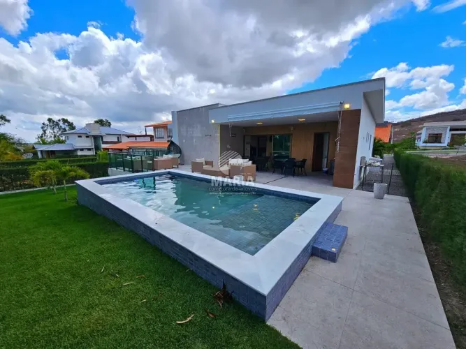 Casa de condomínio com 05 suítes e piscina privativa à venda em Gravatá/PE!