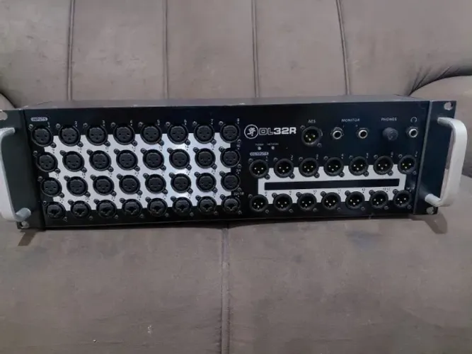 Mesa de som digital Mackie DL32R com 32 canais