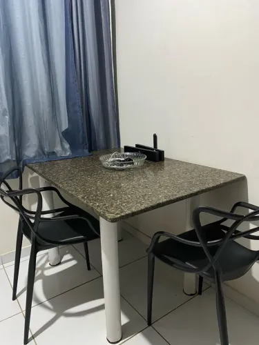 Mesa de jantar + duas cadeiras