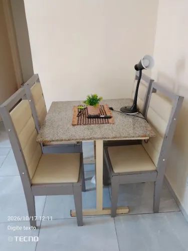 Mesa com tampo de mármore com 4 cadeiras