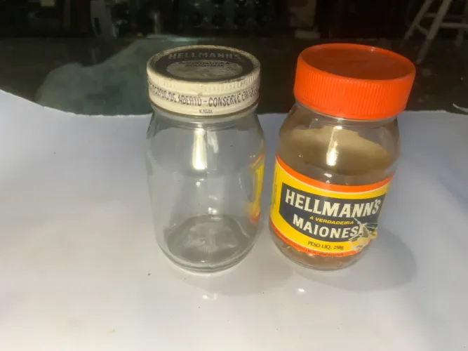 Dois potes de vidro da marca Hellmann's duas geracoea