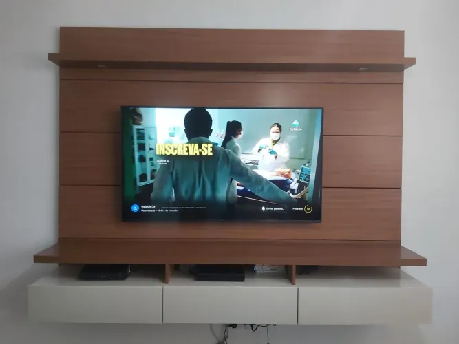 Painel para TV com rack suspenso